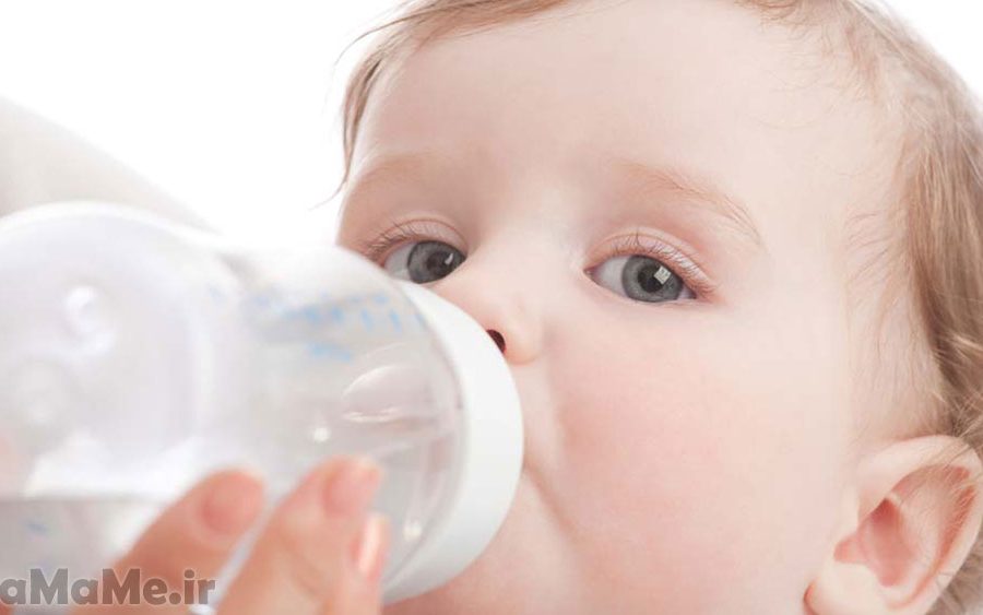 آیا به نوزاد آب بدهیم؟ از کی میتوانیم به نوزاد آب بدهیم؟